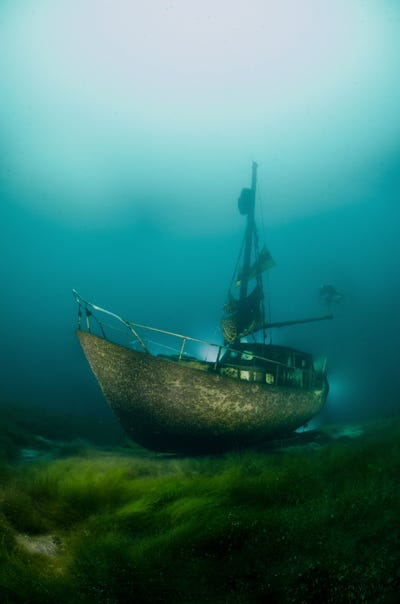 andersen-also-took-this-ghostly-image-of-an-almost-intact-boat-sitting-tranquilly-at-the-bottom-of-lake-kreidesee-in-germany.jpg